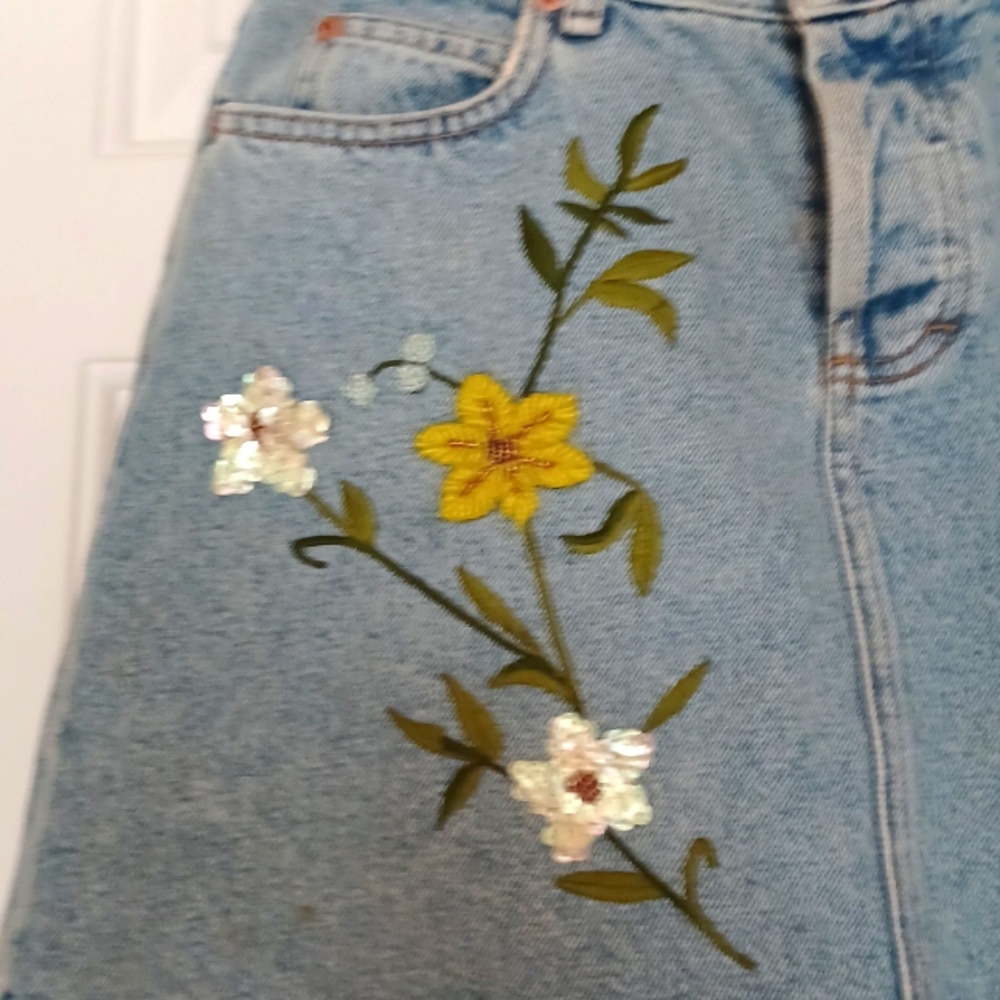 Gorgeous, Vintage CACHE FLORAL BEADED JEAN SKIRT, SIZE 4 - Picture 5 of 9